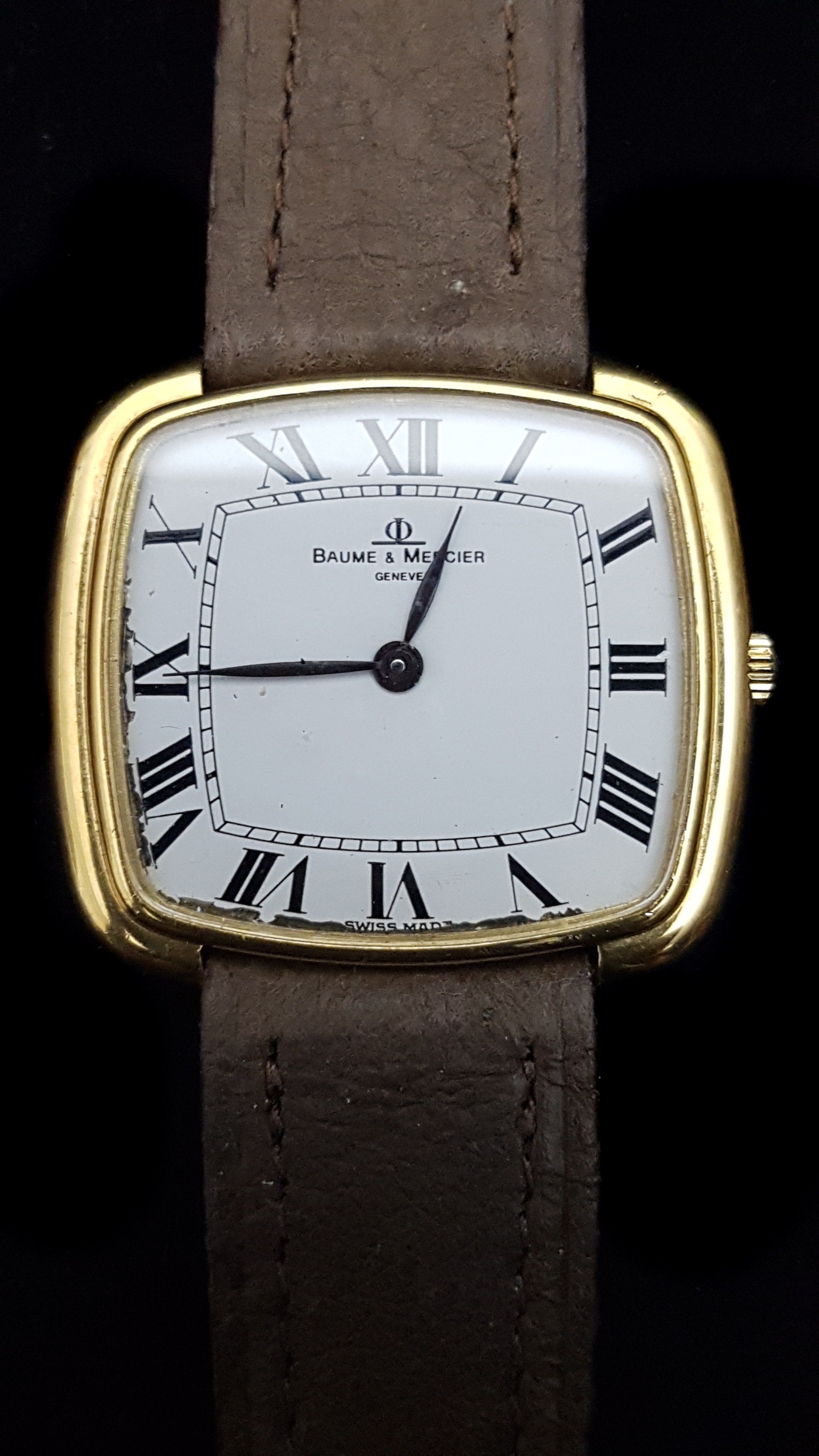 A gentleman's 18k gold Baume & Mercier wristwatch, rectangular bezel, on a white dial with black