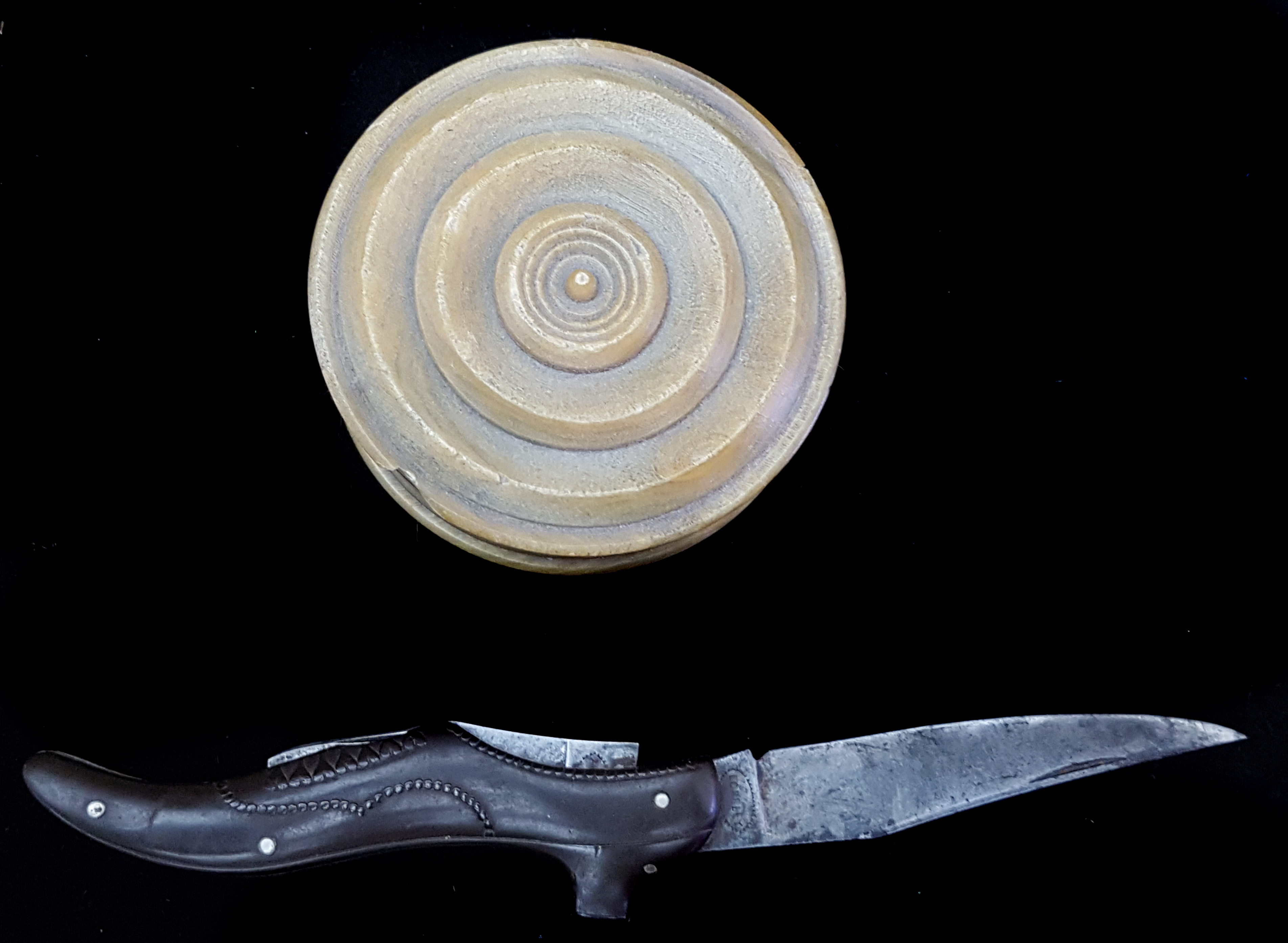 A Victorian shoe form penknife and a pressed horn circular counter box and cover, 7.5cm max (2)