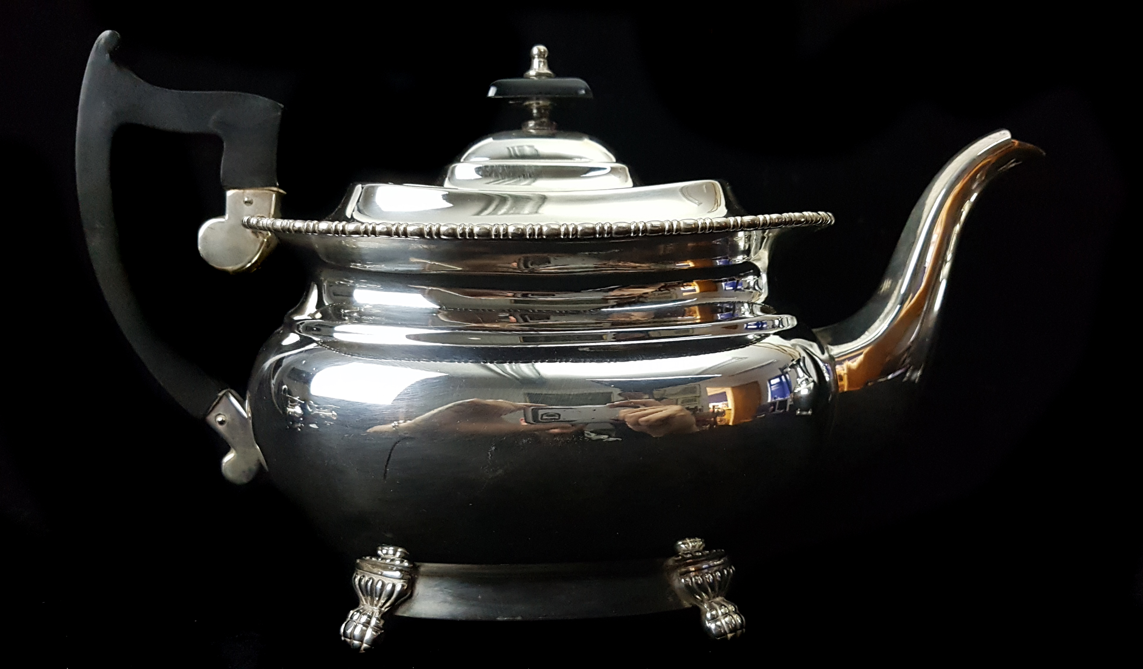 A sliver plated four piece Viners tea service, comprising teapot, hot water jug/coffee pot, milk jug - Image 5 of 7