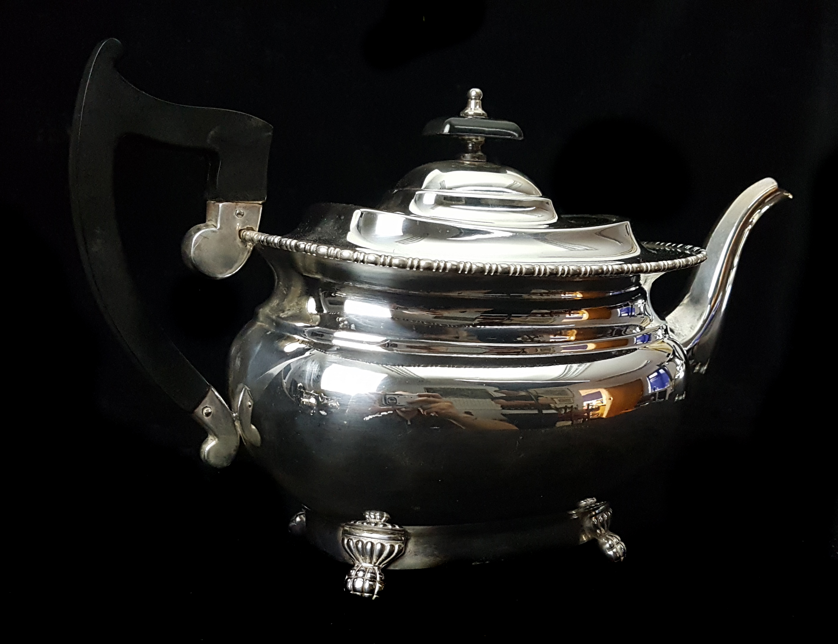 A sliver plated four piece Viners tea service, comprising teapot, hot water jug/coffee pot, milk jug - Image 4 of 7