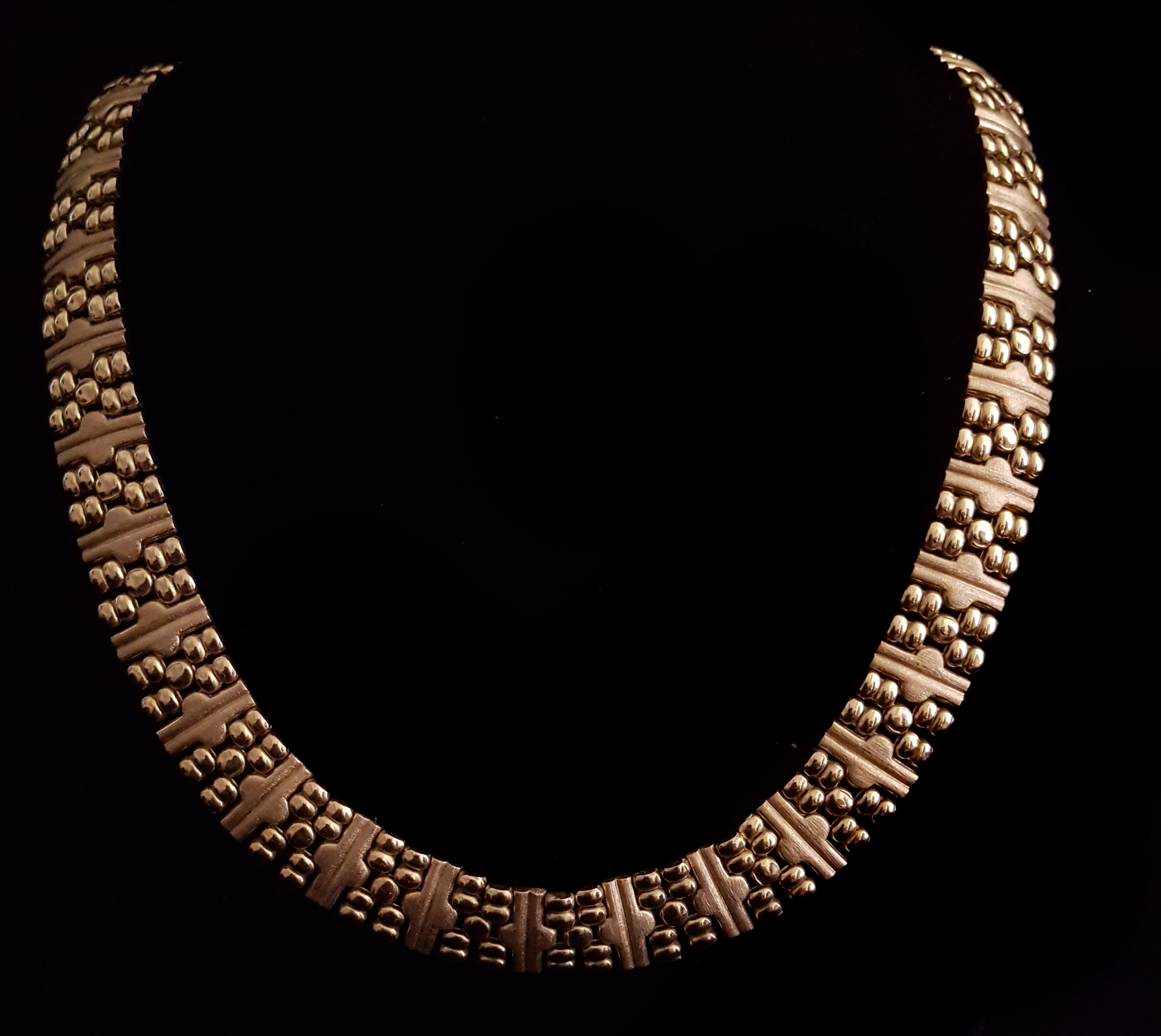 An 18ct yellow gold flexible collar necklace and matching bracelet, the 1.5cm wide necklace composed