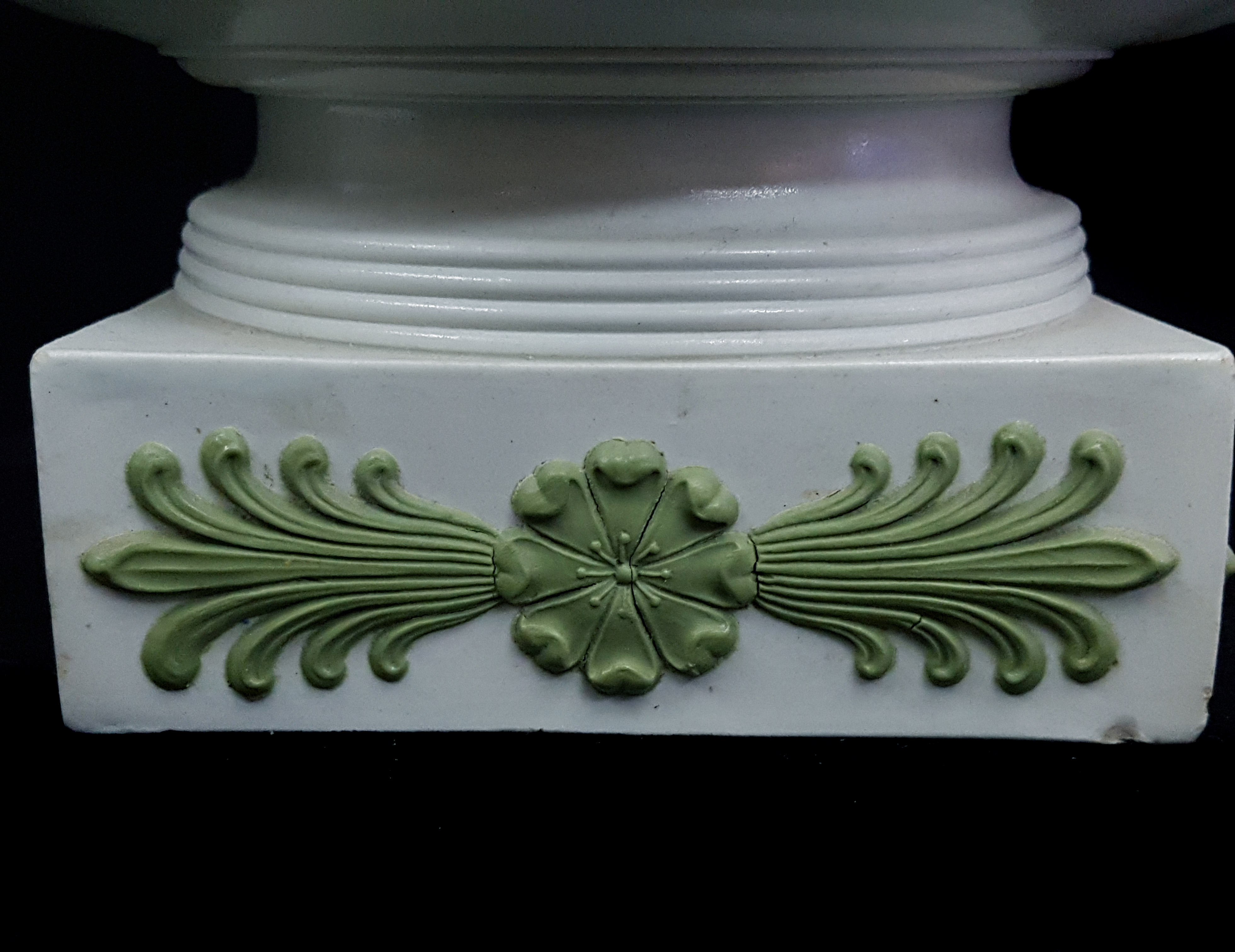 A Wedgwood white smear glaze crater urn and cover, early 19thC, high loop scroll handles, sprigged - Image 5 of 5