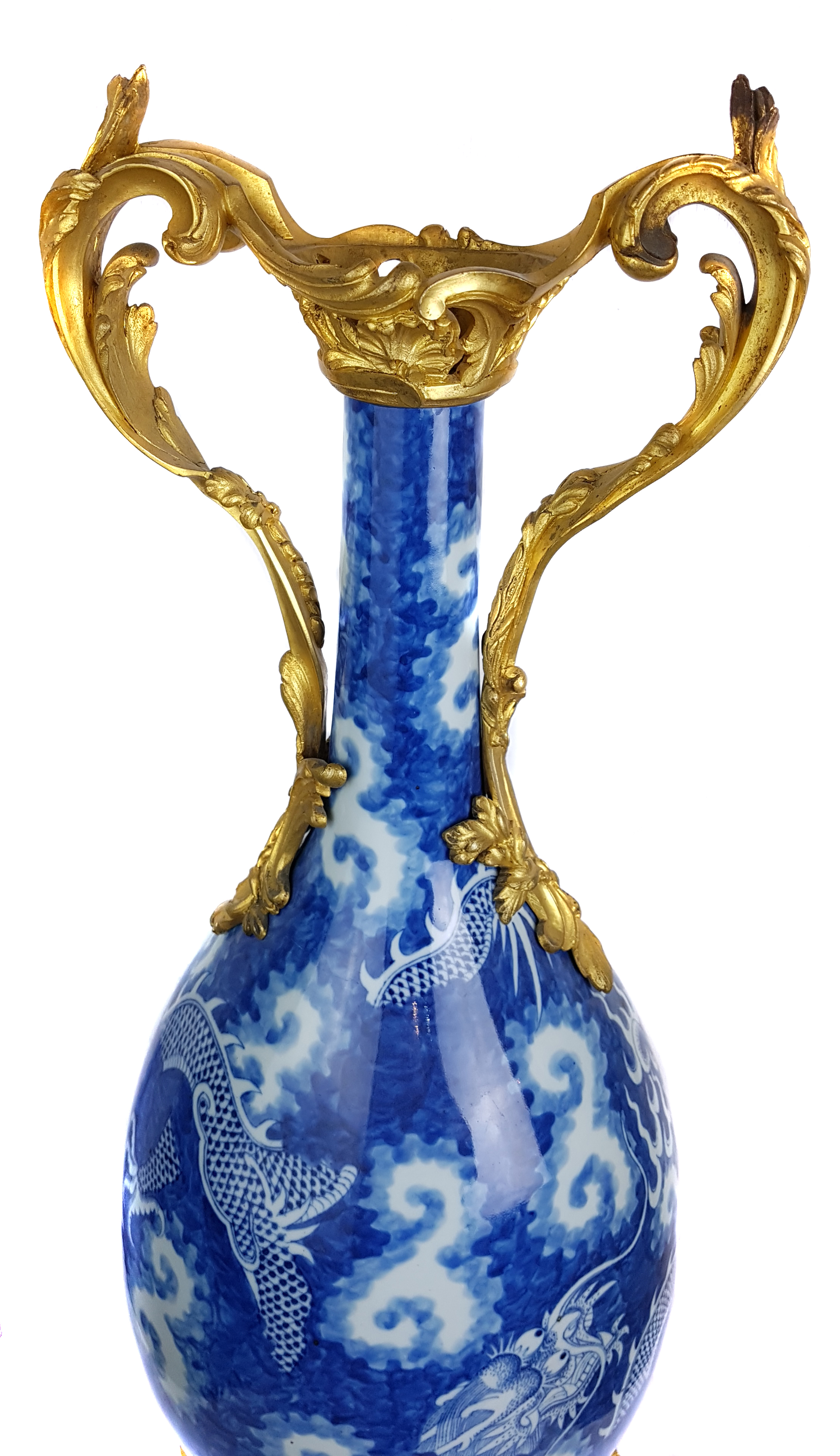 A Chinese blue and white porcelain bottle vase with ormolu mounts, the vase painted with dragons - Image 2 of 5