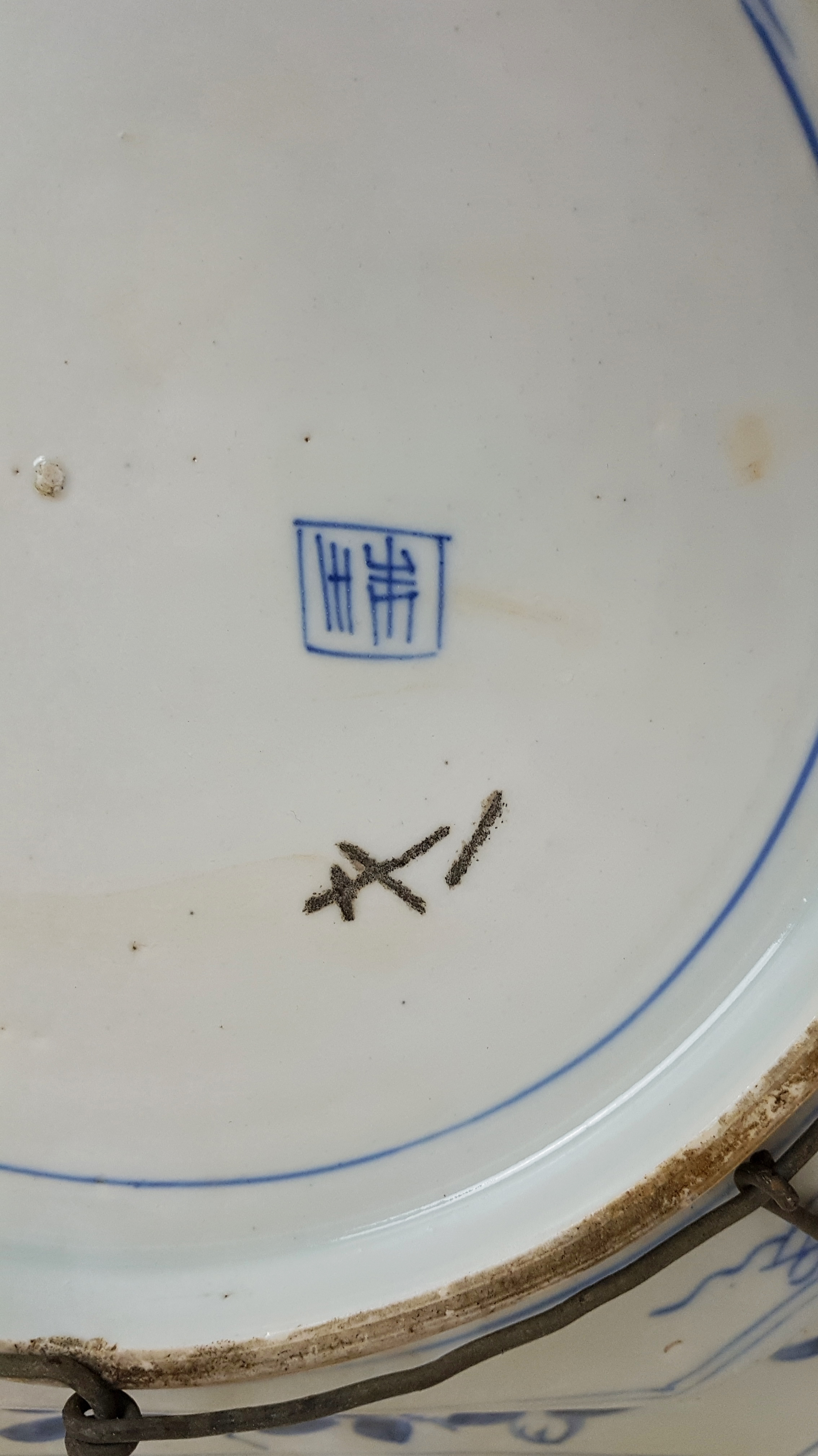 A Japanese porcelain blue and white dish, of canted square form, decorated in blue and white with - Image 3 of 3