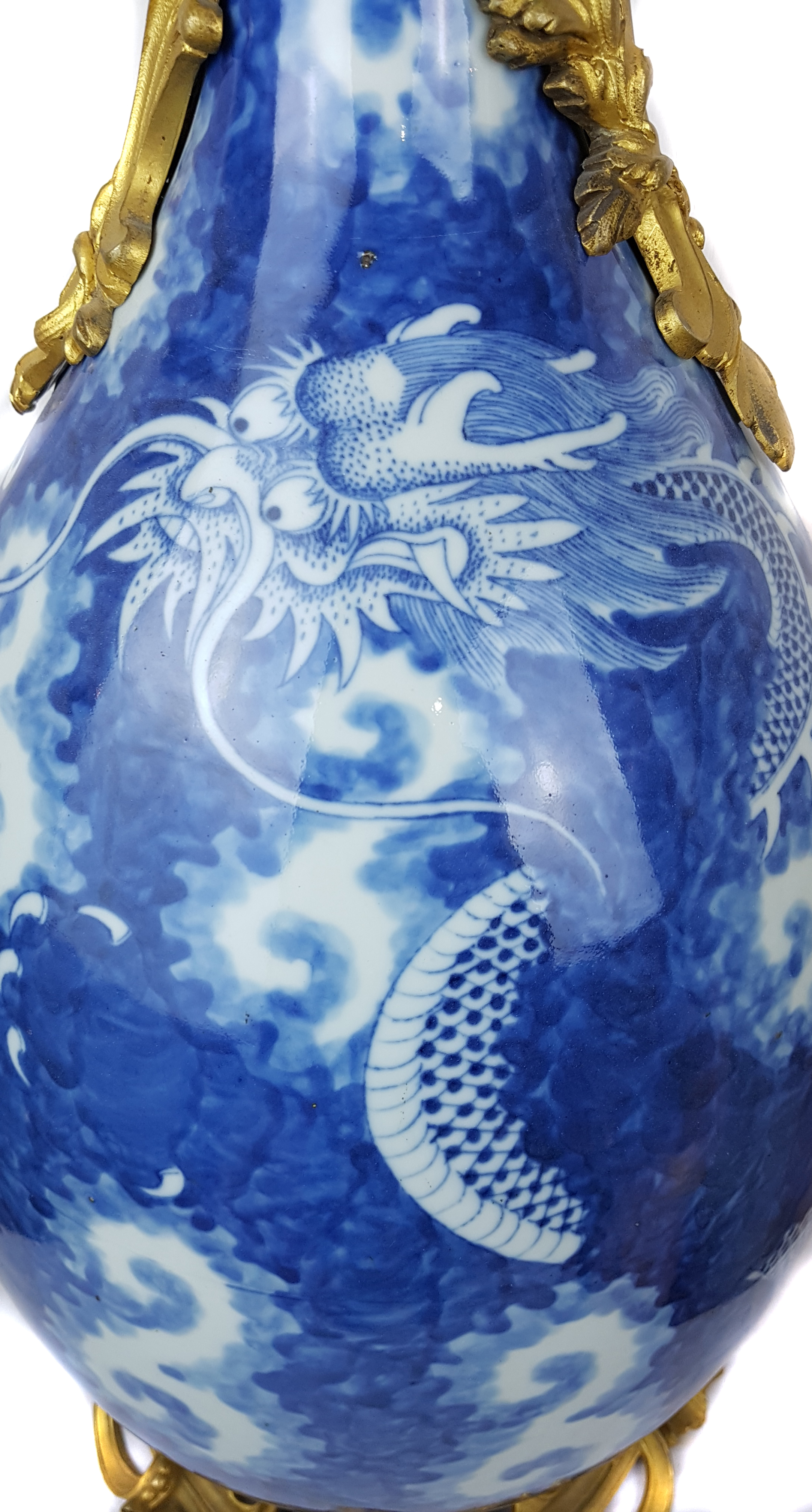 A Chinese blue and white porcelain bottle vase with ormolu mounts, the vase painted with dragons - Image 4 of 5