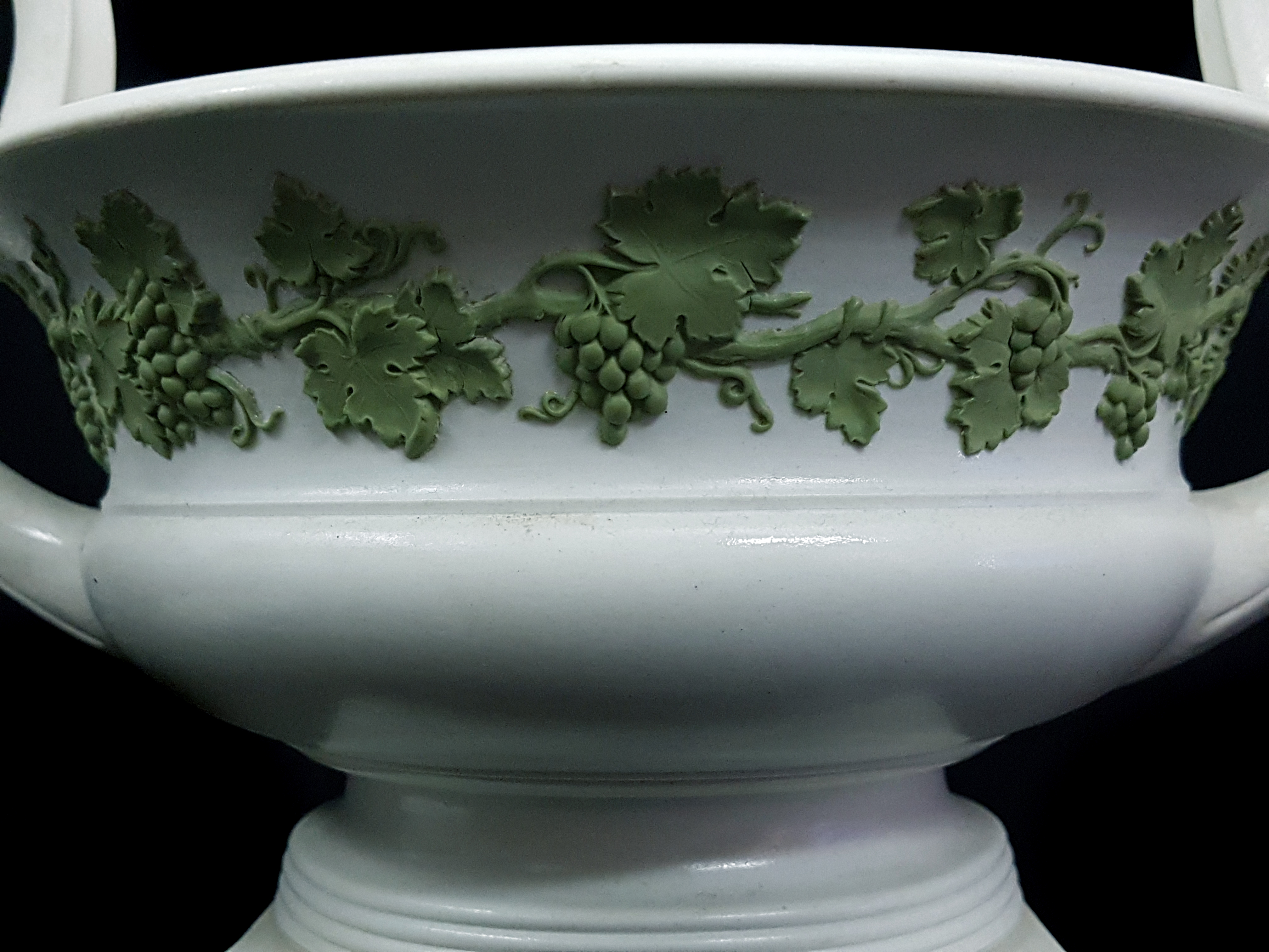 A Wedgwood white smear glaze crater urn and cover, early 19thC, high loop scroll handles, sprigged - Image 3 of 5