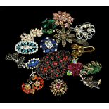 Costume Jewellery - A collection of thirteen vintage costume jewellery brooches including a brooch