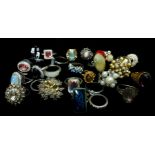 Costume Jewellery - A collection of twenty six assorted vintage and modern rings (26)