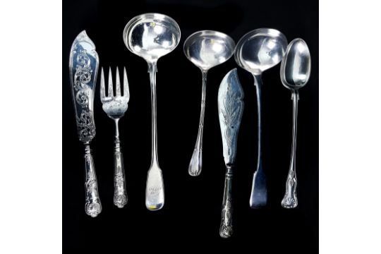 Items of silver plated flatware, comprising: three soup ladles; one Kings pattern gravy/basting - Image 2 of 2