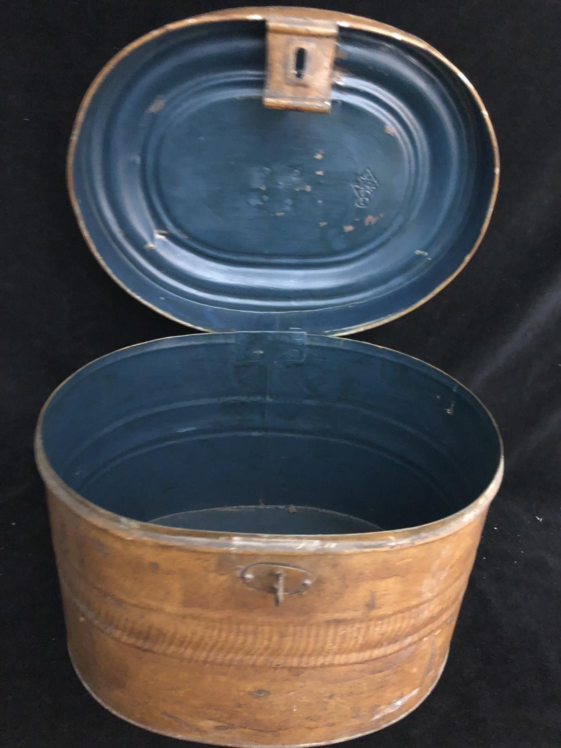 A large Victorian toleware hat box, oval, painted in faux bois style, riveted carying handle to top, - Bild 3 aus 5