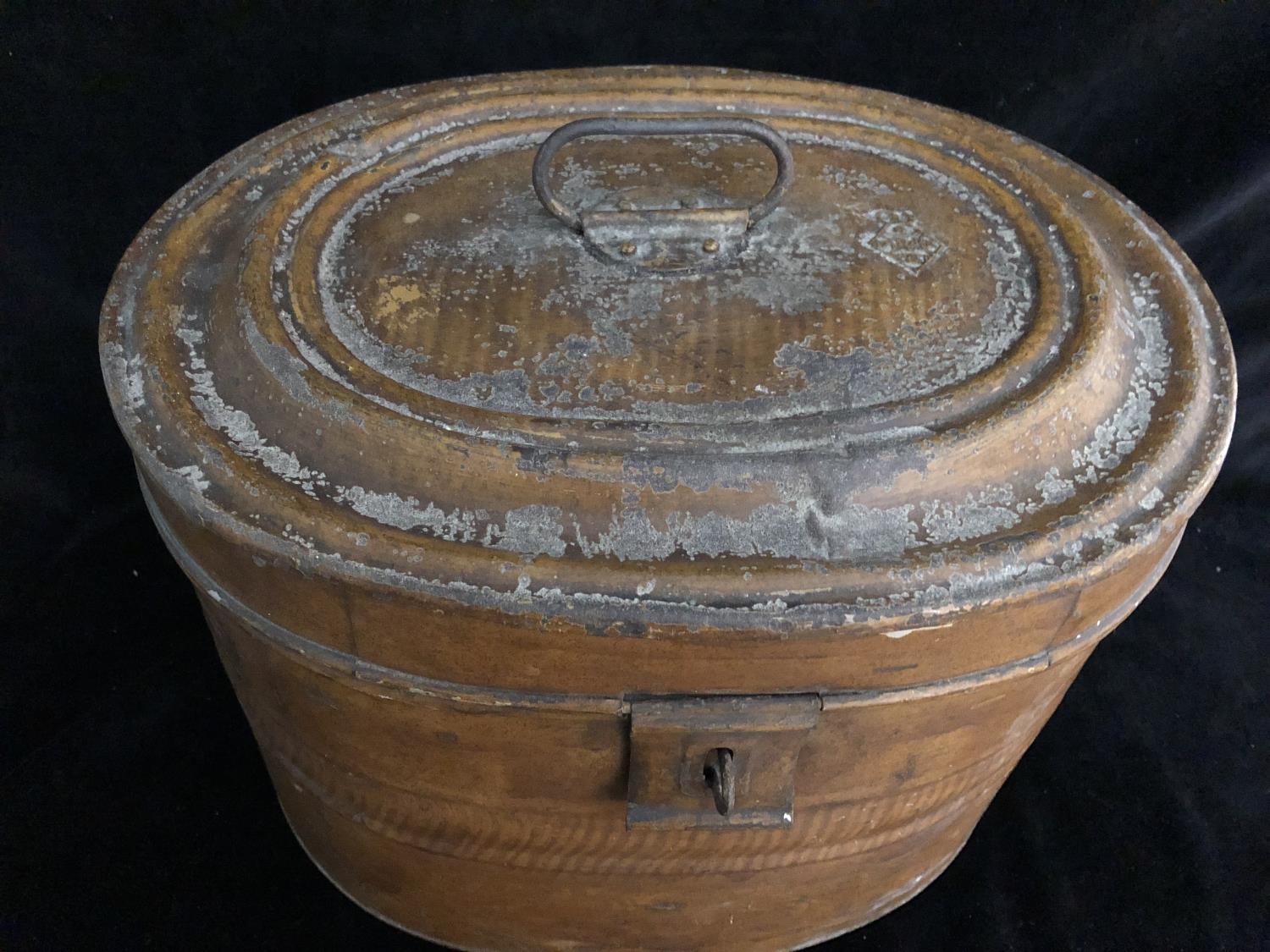 A large Victorian toleware hat box, oval, painted in faux bois style, riveted carying handle to top, - Bild 2 aus 5