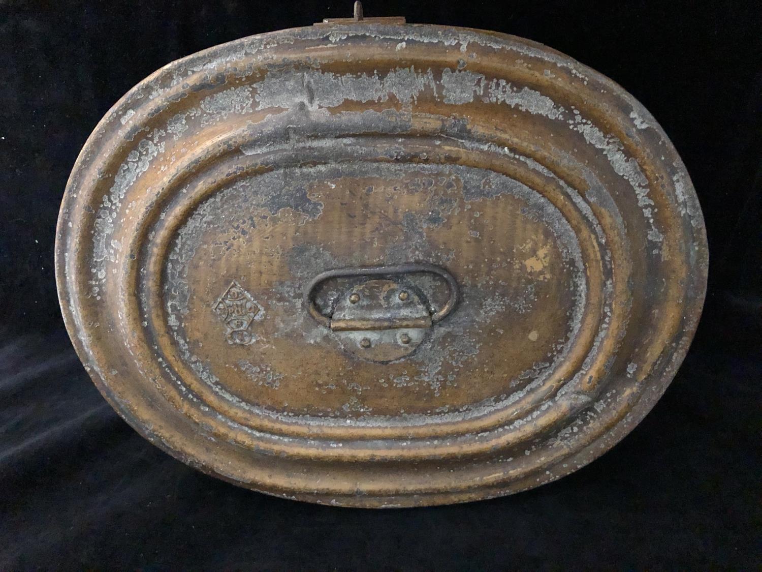 A large Victorian toleware hat box, oval, painted in faux bois style, riveted carying handle to top, - Bild 4 aus 5