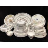 Wedgwood - Kutani Crane pattern, part dinner service, comprises: 6 Dinner plates; 6 dessert