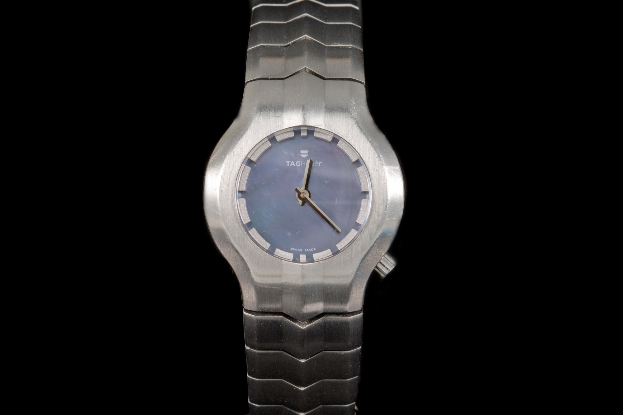 A LADIES TAG HEUER WRIST WATCH, mother of pearl dial,