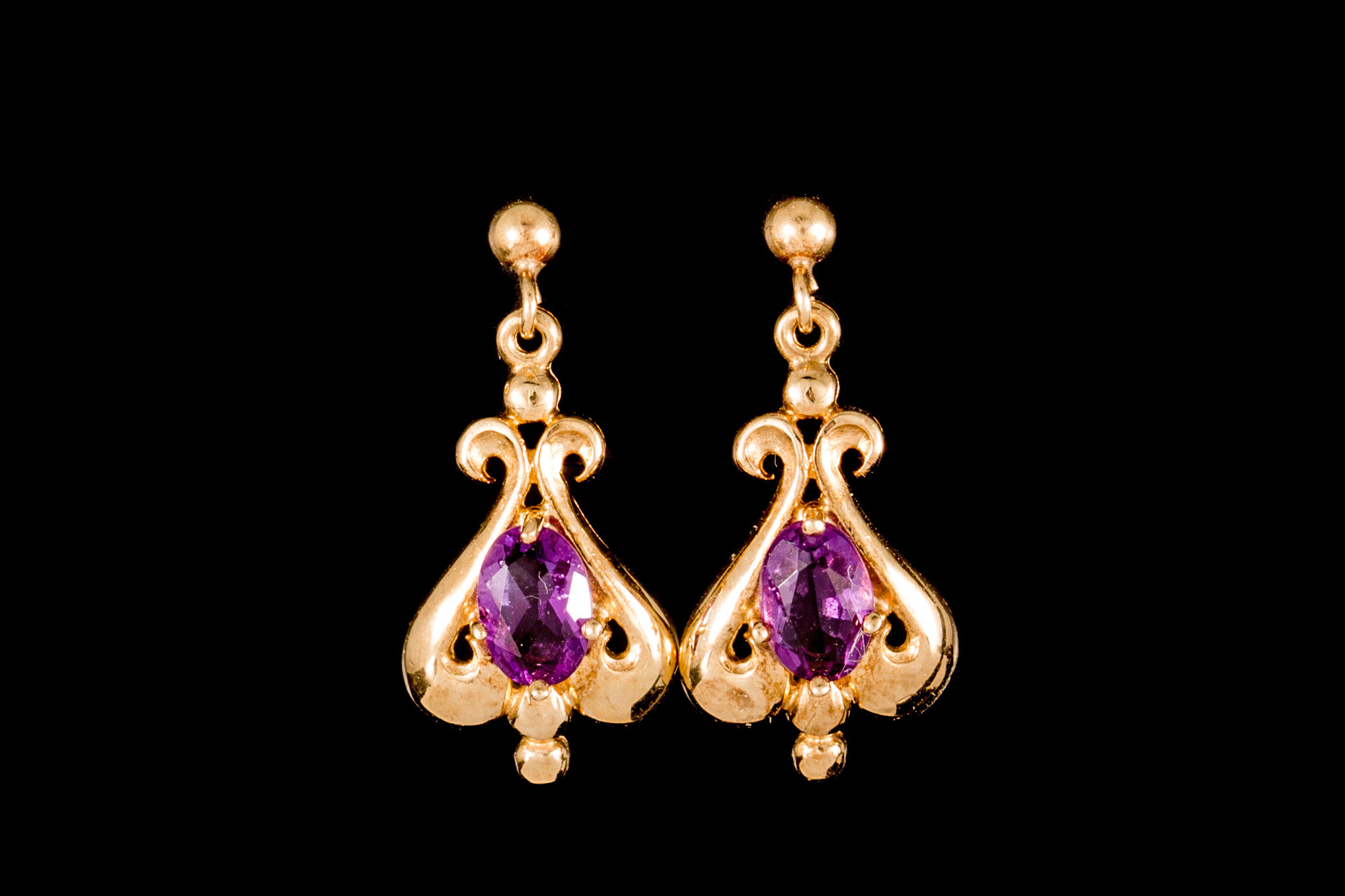 A PAIR OF AMETHYST DROP EARRINGS,