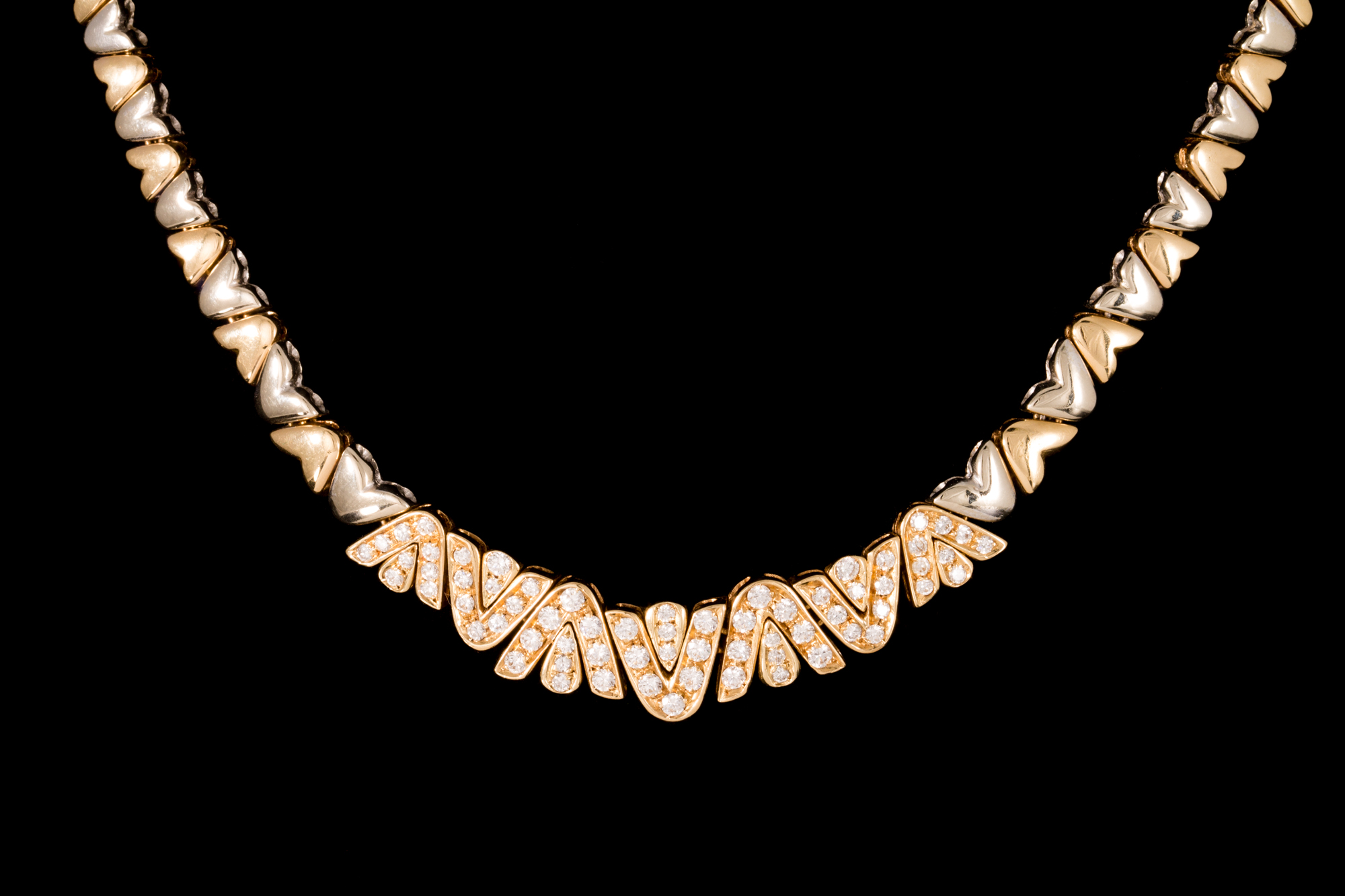 AN 18CT YELLOW AND WHITE GOLD NECKLACE, with diamond centrepiece, diamonds of approx. 1.
