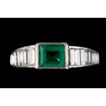 AN EMERALD AND DIAMOND DRESS RING, with emerald of approx. 1ct, baguette diamonds of approx.