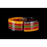 AN ART DECO STRIPED RESIN HINGED BANGLE.