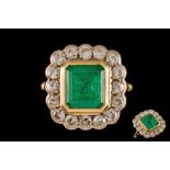 AN EMERALD AND DIAMOND CLUSTER RING, with emerald of approx. 3.80ct, diamonds of approx. 1.