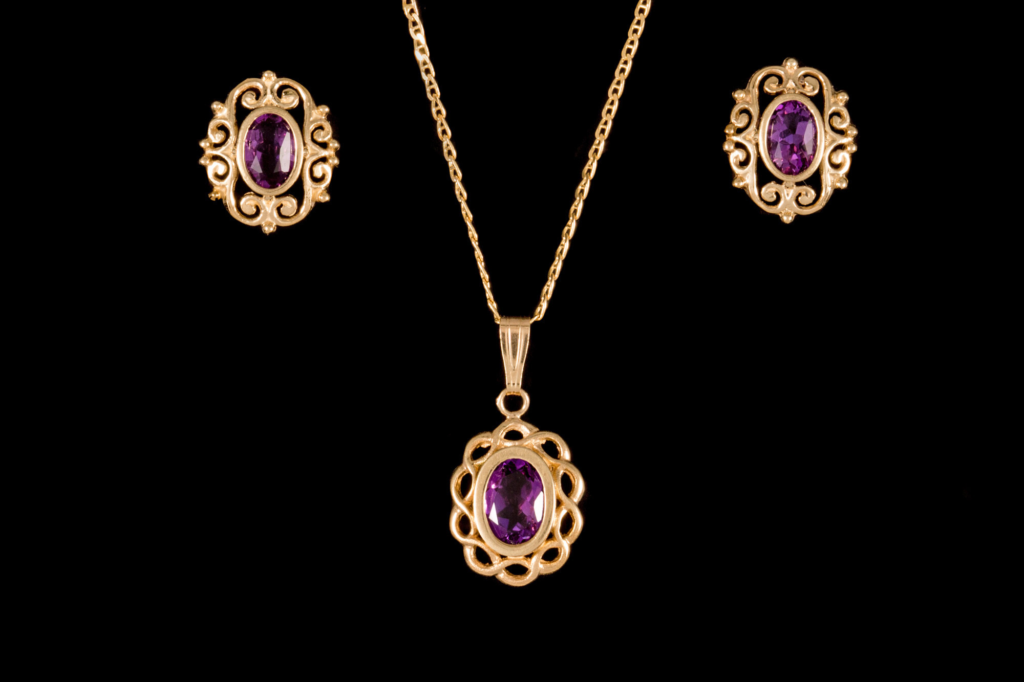 AN AMETHYST PENDANT, mounted in yellow gold,