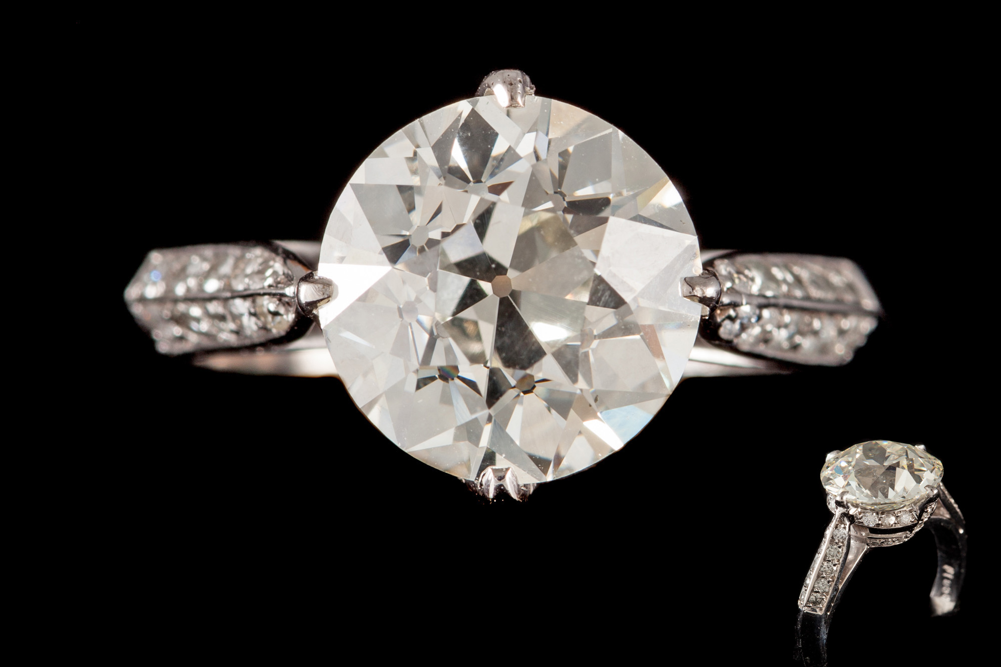 A DIAMOND SOLITAIRE RING, one old European brilliant cut diamond of approx. 3.