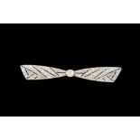 AN EARLY 20TH CENTURY DIAMOND BOW BROOCH, set with an old cut diamond to the centre of approx. 0.