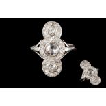 AN EDWARDIAN DIAMOND FINGERLINE CLUSTER RING,