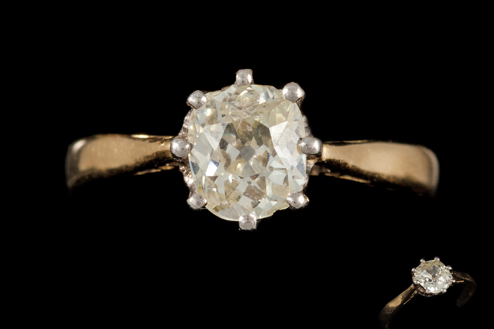 AN ANTIQUE DIAMOND SOLITAIRE RING, with old cut diamond of approx. 0.