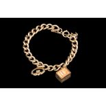 A 9CT YELLOW GOLD CURB LINK BRACELET,