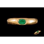 AN EMERALD SET GRADUATED BAND RING,