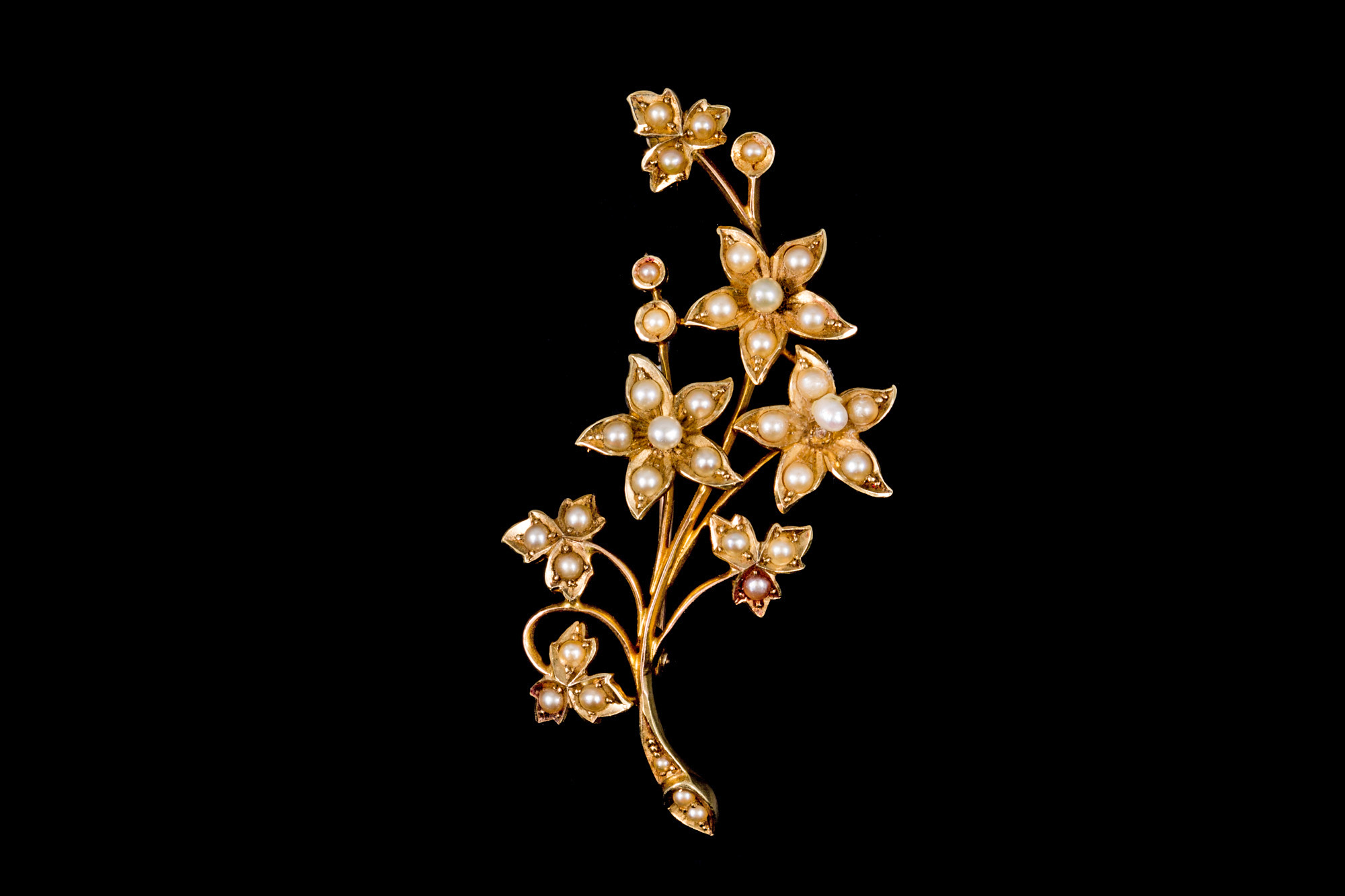 AN ANTIQUE FLORAL SPRAY BROOCH, set with seed pearls,