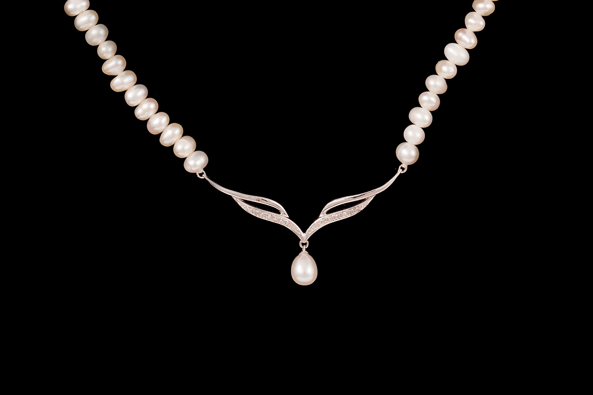 A PEARL NECKLACE,