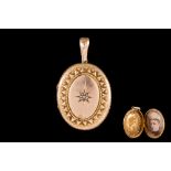 A 9CT GOLD OVAL LOCKET,