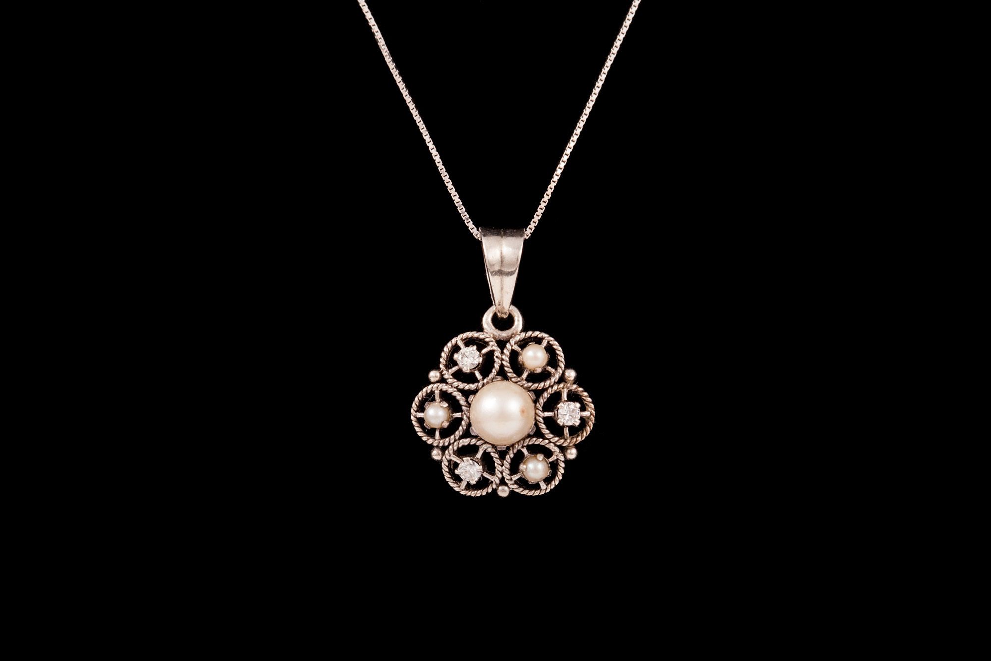 A PEARL AND DIAMOND SET PENDANT,