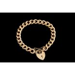 A 9CT YELLOW GOLD CURB LINK BRACELET,