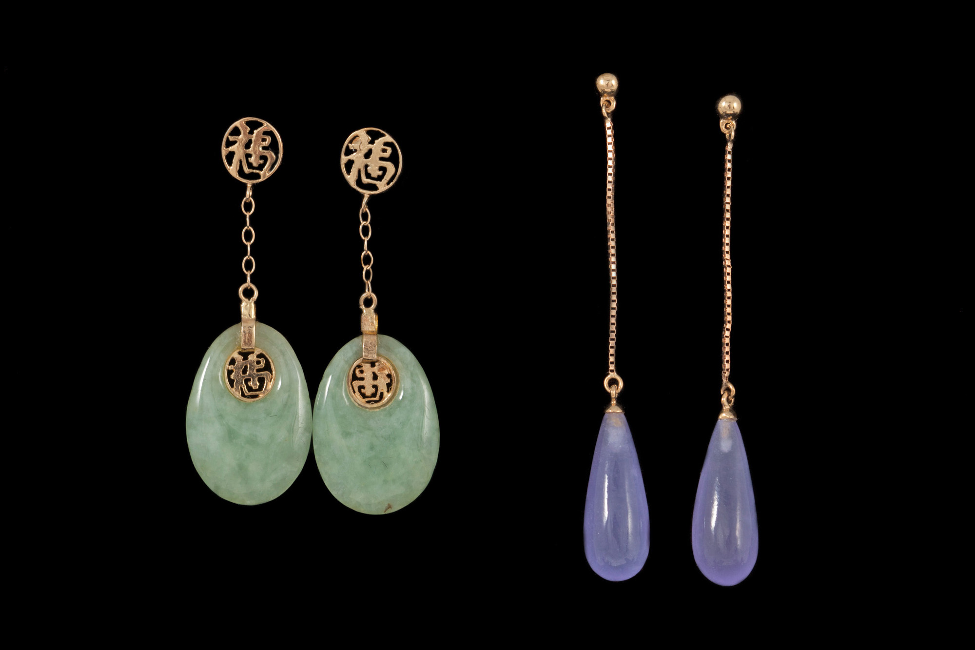 A PAIR OF PURPLE JADE DROP EARRINGS;