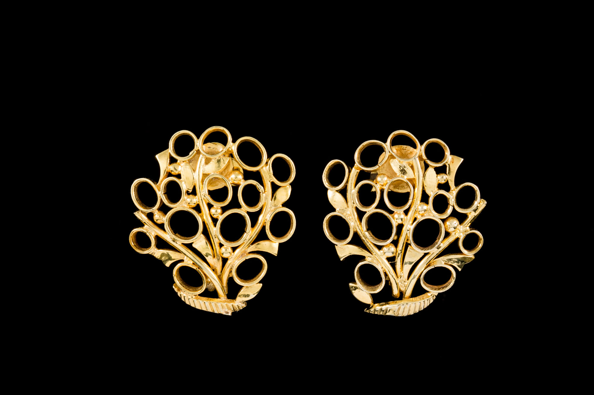 A PAIR OF 18CT GOLD EARRINGS, fancy openwork plaque design,