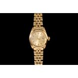 A LADIES GOLD ROLEX OYSTER PERPETUAL DATEJUST WRIST WATCH,