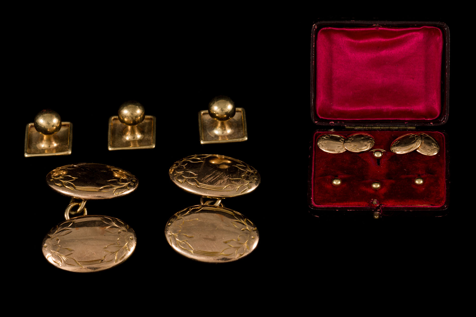 A PAIR OF ANTIQUE 9CT GOLD CUFFLINKS, with engraved decoration, in fitted case,