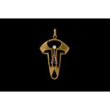 AN ART NOUVEAU 14CT GOLD PENDANT,