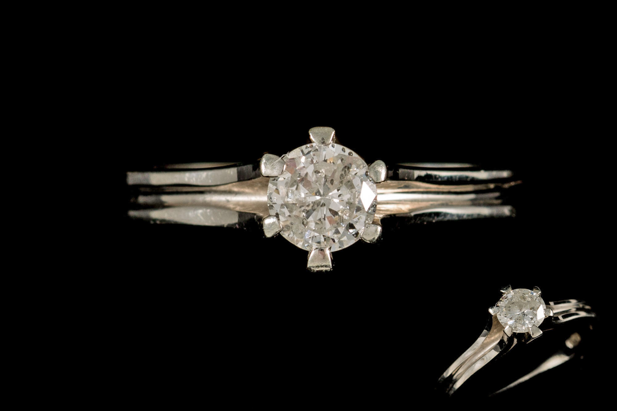 A SOLITAIRE DIAMOND RING, of approx. 0.