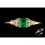 AN EMERALD AND DIAMOND DRESS RING, with emerald of approx. 0.45ct, diamonds of approx. 0.