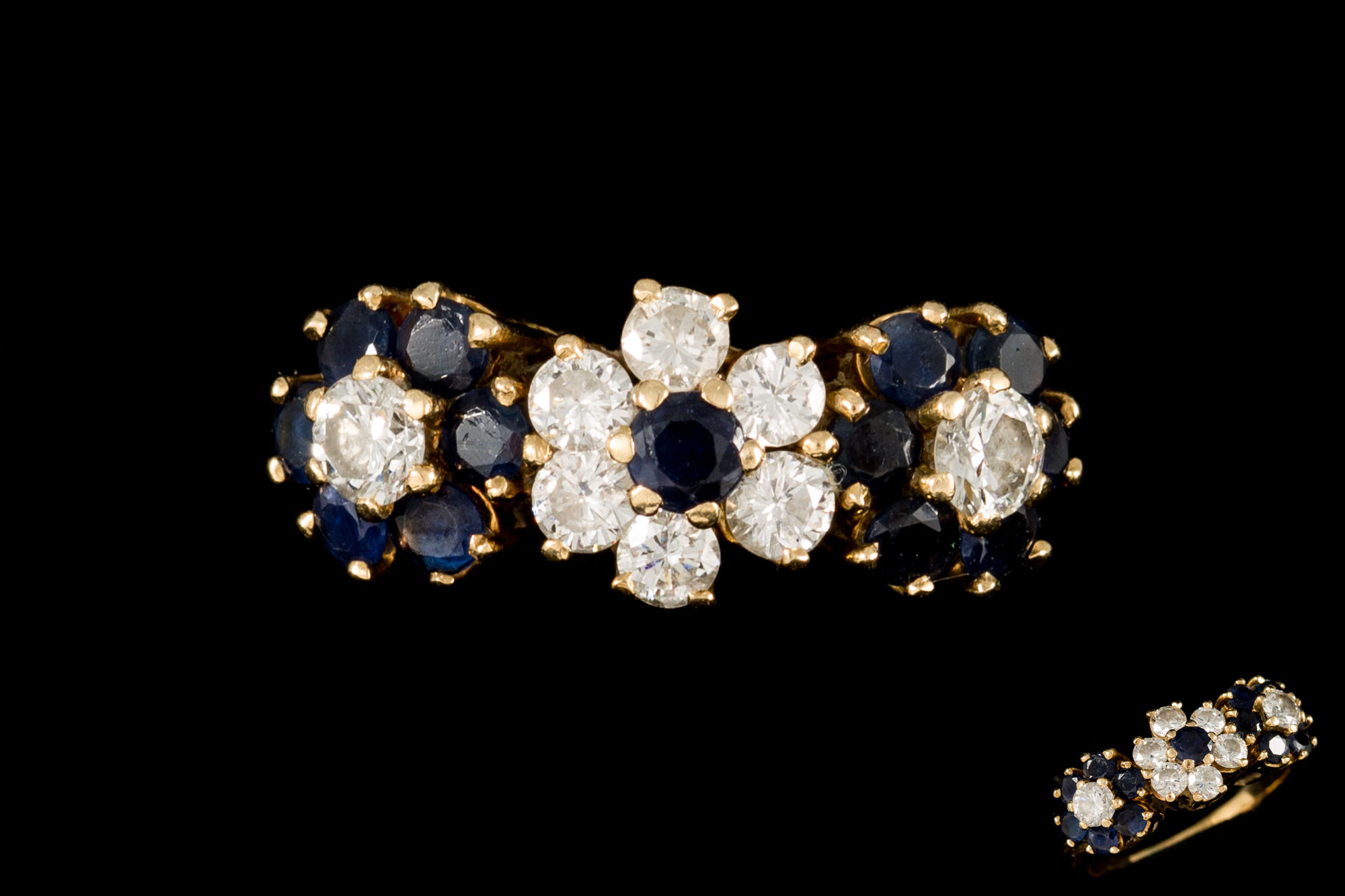 A SAPPHIRE AND DIAMOND FLORAL CLUSTER DRESS RING,