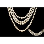 A FOUR ROW GRADUATED CULTURED PEAL NECKLACE,