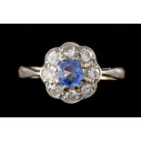 A SAPPHIRE AND DIAMOND DAISY CLUSTER RING, with sapphire of approx. 0.85ct, diamonds of approx. 0.