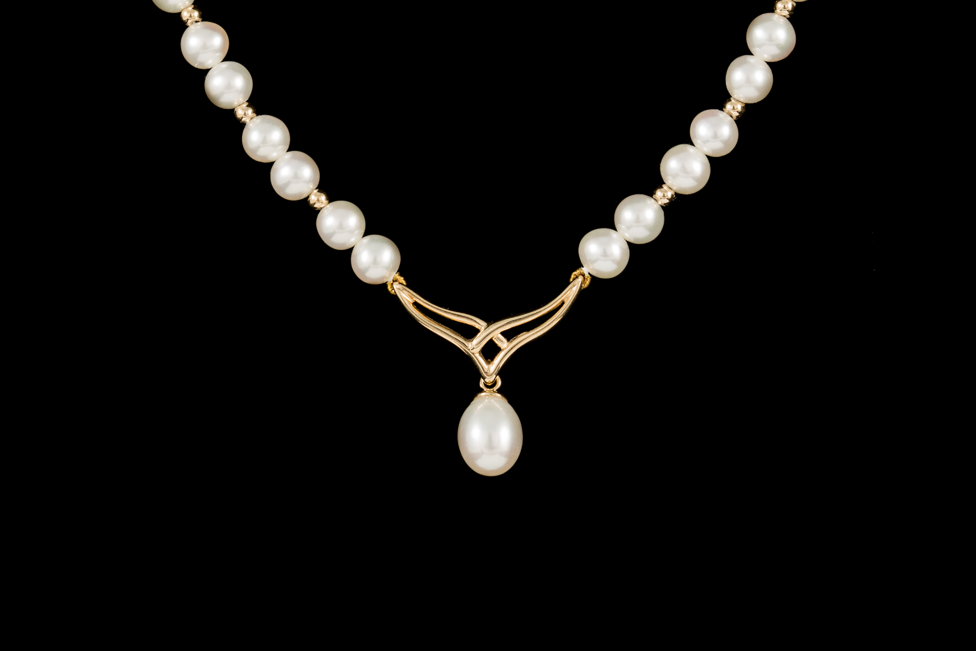 A CULTURED PEARL NECKLACE,