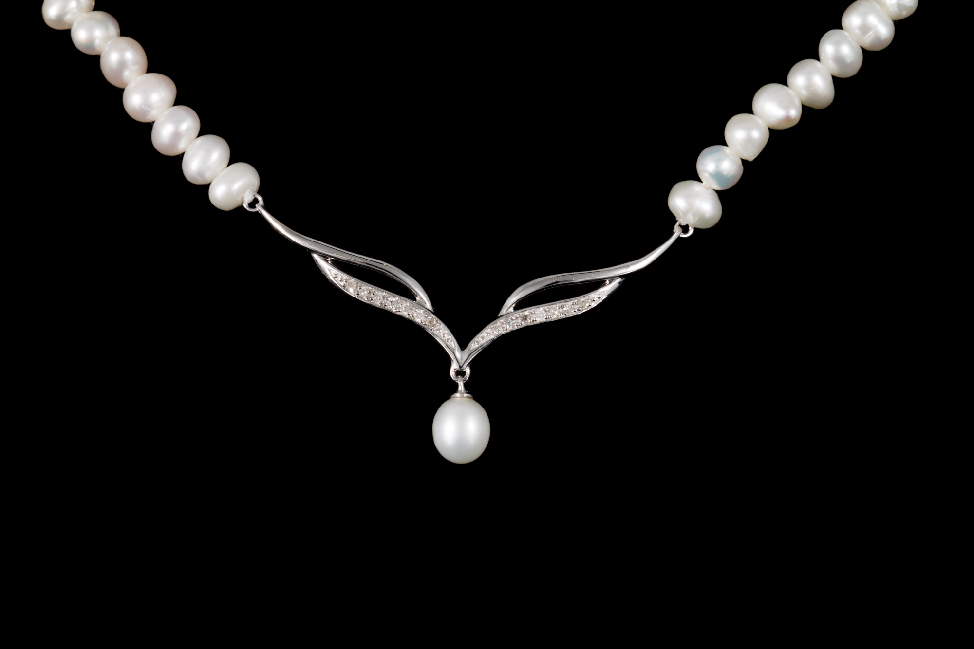 A RIVER PEARL NECKLACE, with diamond and pearl necklet,