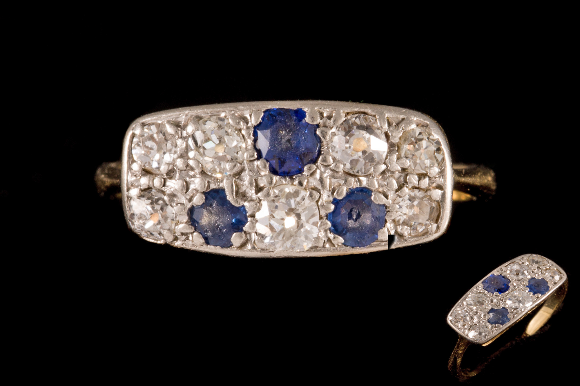 AN ANTIQUE DIAMOND AND SAPPHIRE PLAQUE RING,