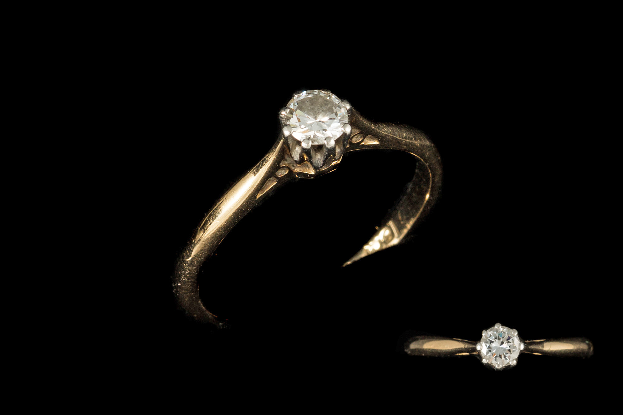 A DIAMOND SOLITAIRE RING, the diamond est. 0.