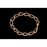 A 9CT GOLD LINK BRACELET, 21.